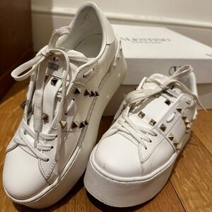 Valentino Garavani Rockstud- Leather platform sneakers- white 6.5